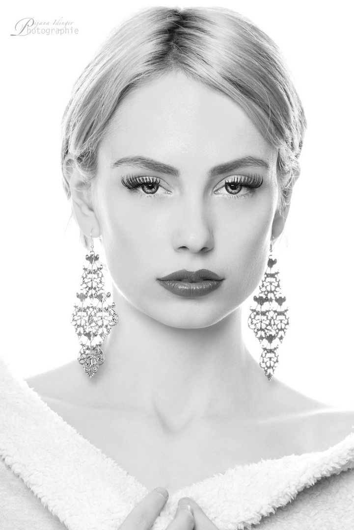 BW Portrait II / Model Cara Hellerschmid