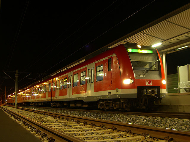 [BY] 423 070 in Petershausen auf Nacht