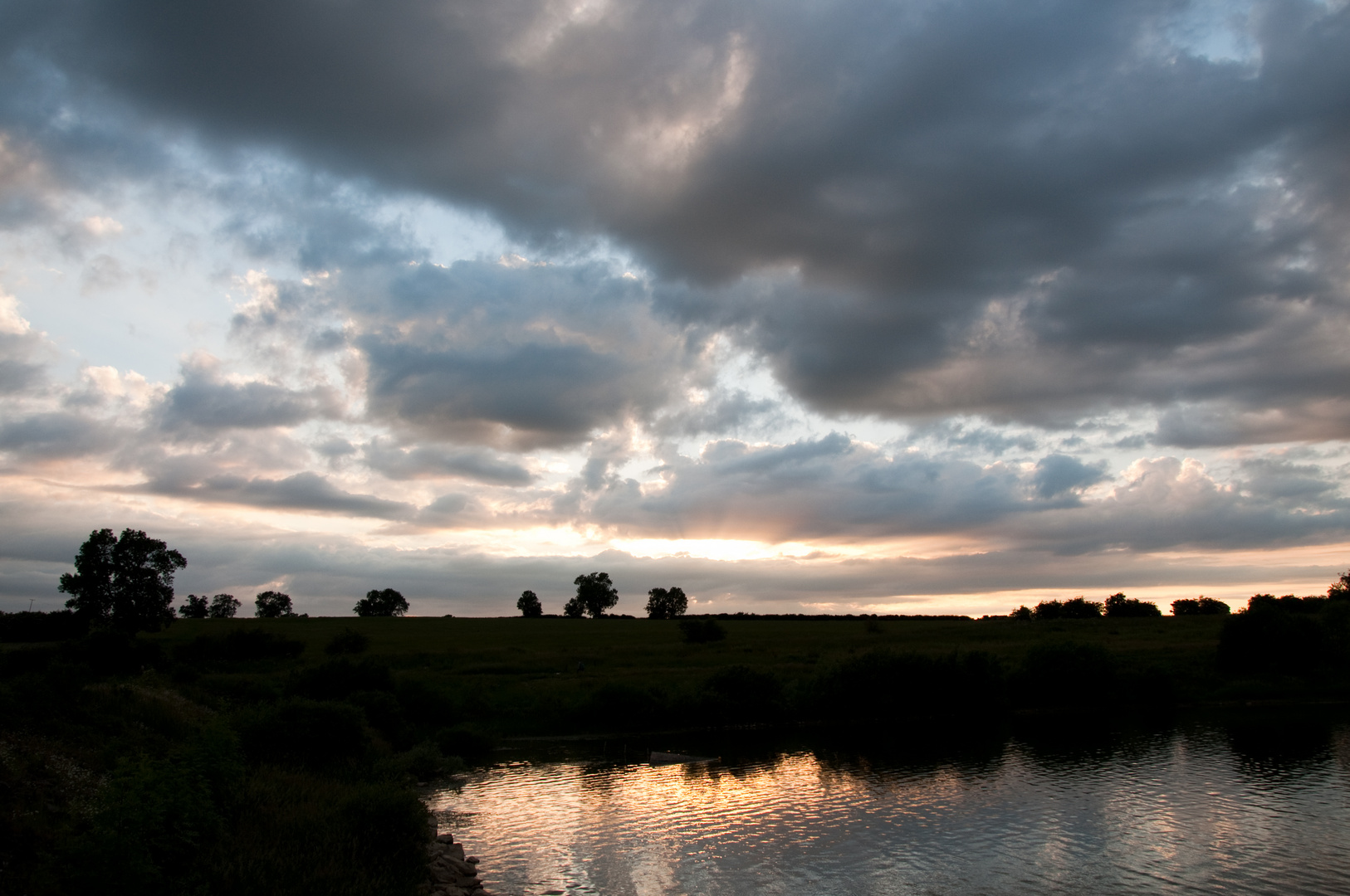 Byfield Reservoir bei Dämmerung