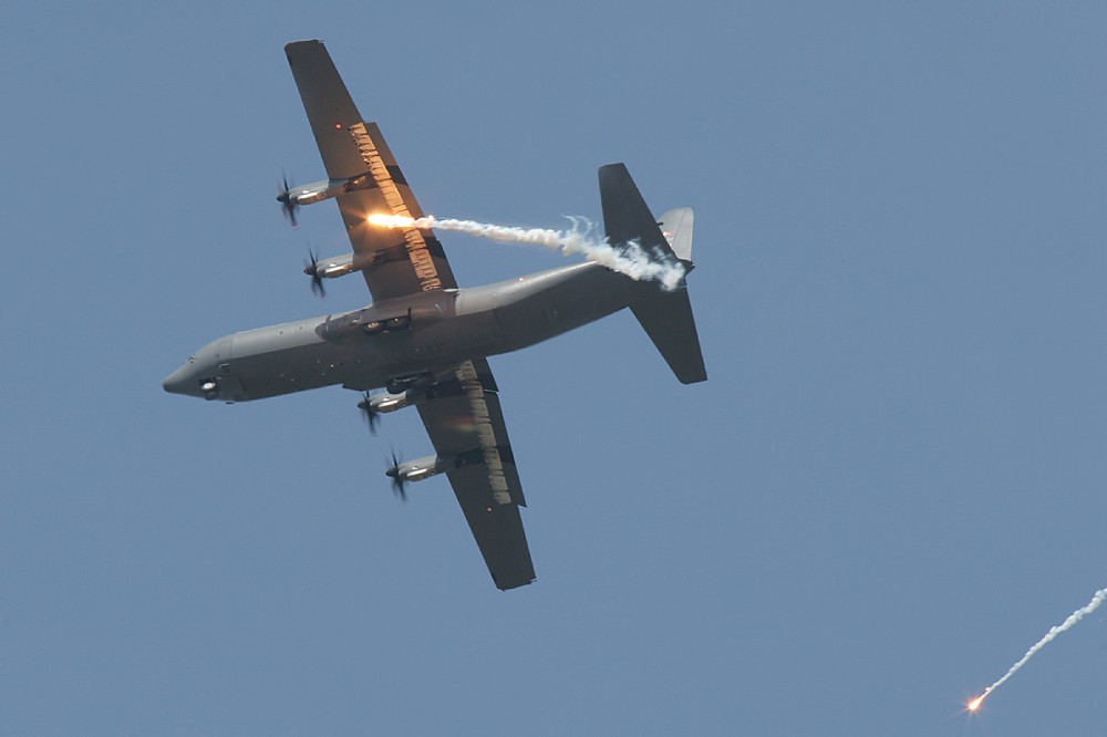 C-130 Hercules aus Aalborg mit Flares