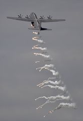 C-130 Hercules mit Flares