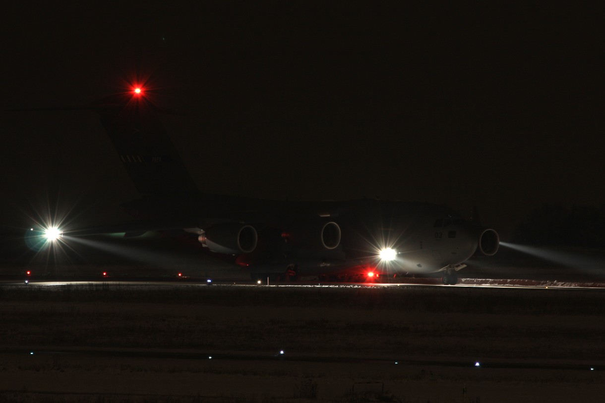 C-17 bei Nacht