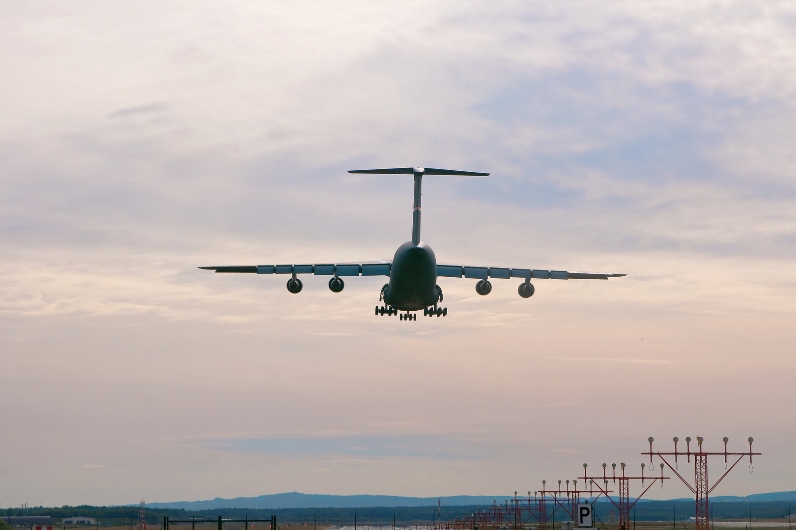 C-5 im Landeanflug