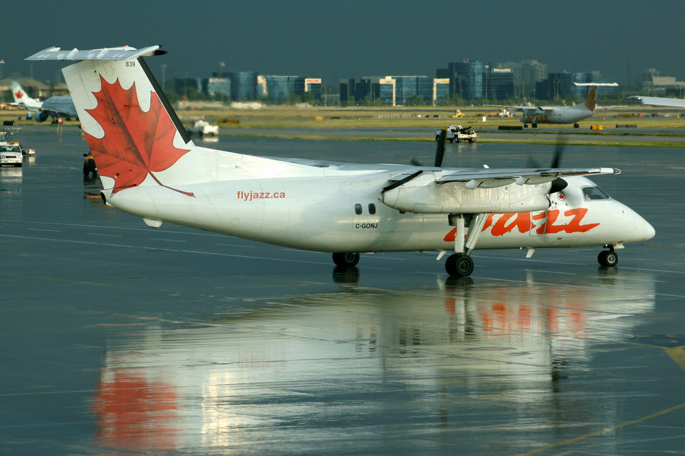 C-GONJ nach starken Regen in Toronto YYZ