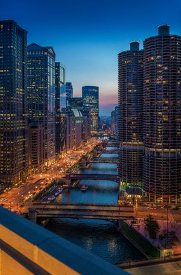 C H I C A G O . L O N D O N . H O U S E . O N . T O P