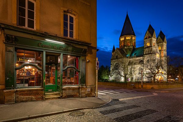 * * * C O M É D I E - C A F É * * * 