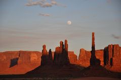 C0141 Monument Valley bei Vollmond