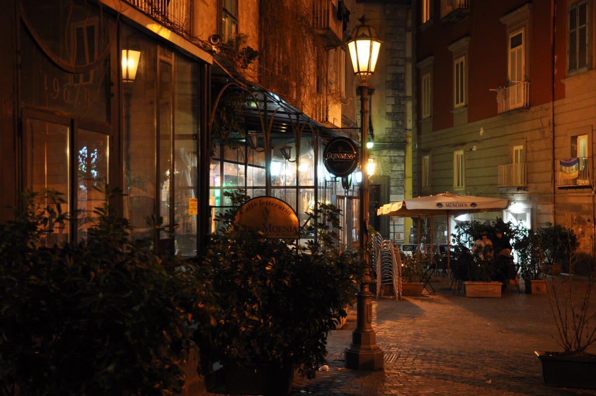 C0186 Neapel Straßenszene bei Nacht