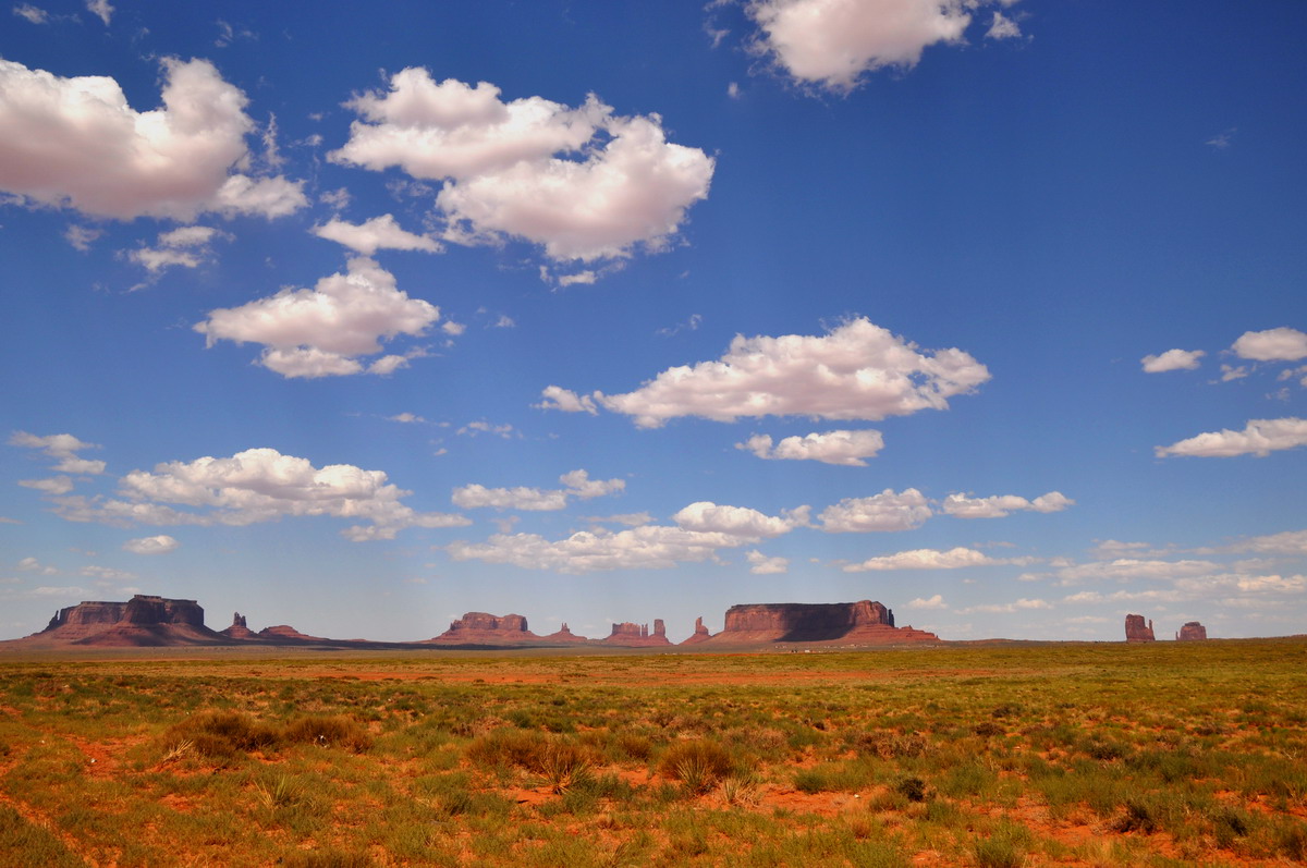 C0242 Blick aus der Ferne auf das Monument Valley