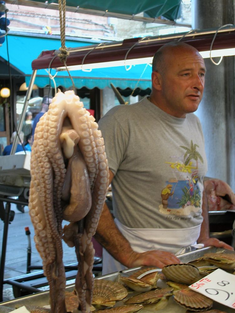 C0259 Händler auf dem Fischmarkt von Venedig