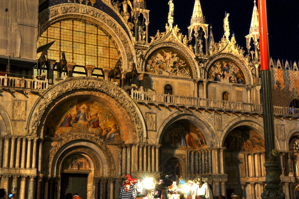 C0335 Basilica di San Marco in der Nacht