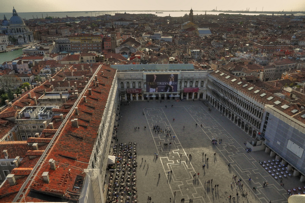 C0343 Piazza San Marco am Abend