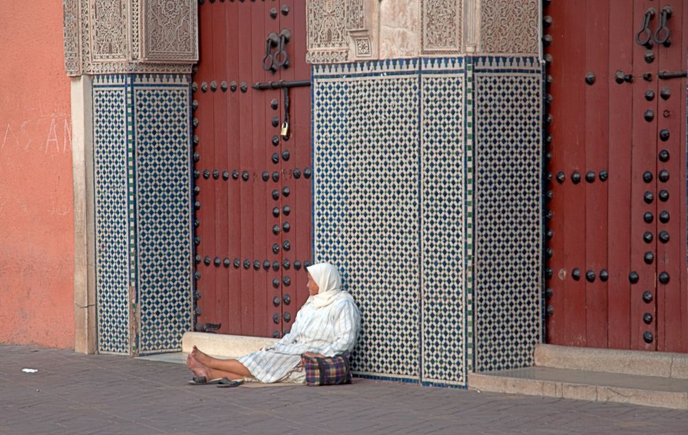 C0446 ausruhen vor der Moschee