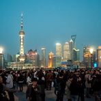 C0512 munteres Treiben auf dem Bund mit Blick auf Pudong 2012