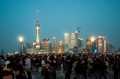 C0512 munteres Treiben auf dem Bund mit Blick auf Pudong 2012