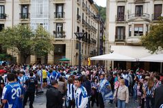 C0596 Fans sammeln sich in der Altstadt von San Sebastian
