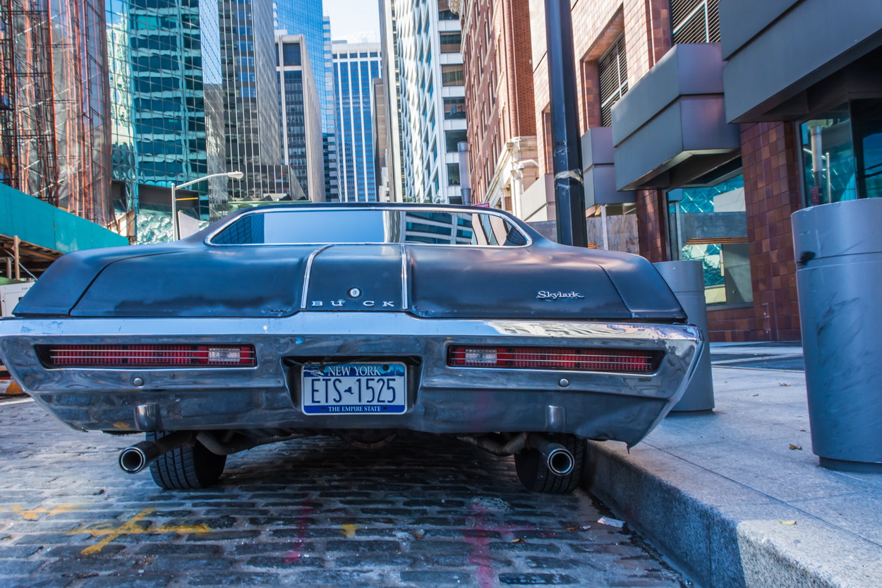 C0744 Buick in den Häuserschluchten von New York