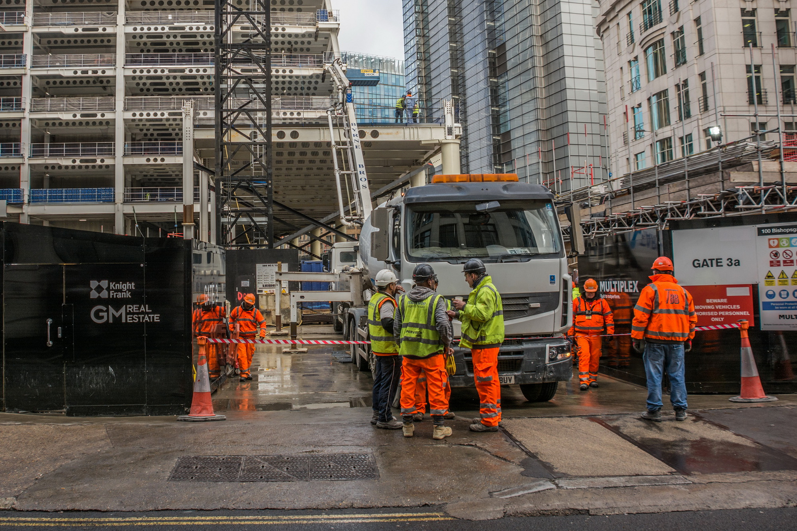 C1041_Bauboom London - warten auf den Einsatz