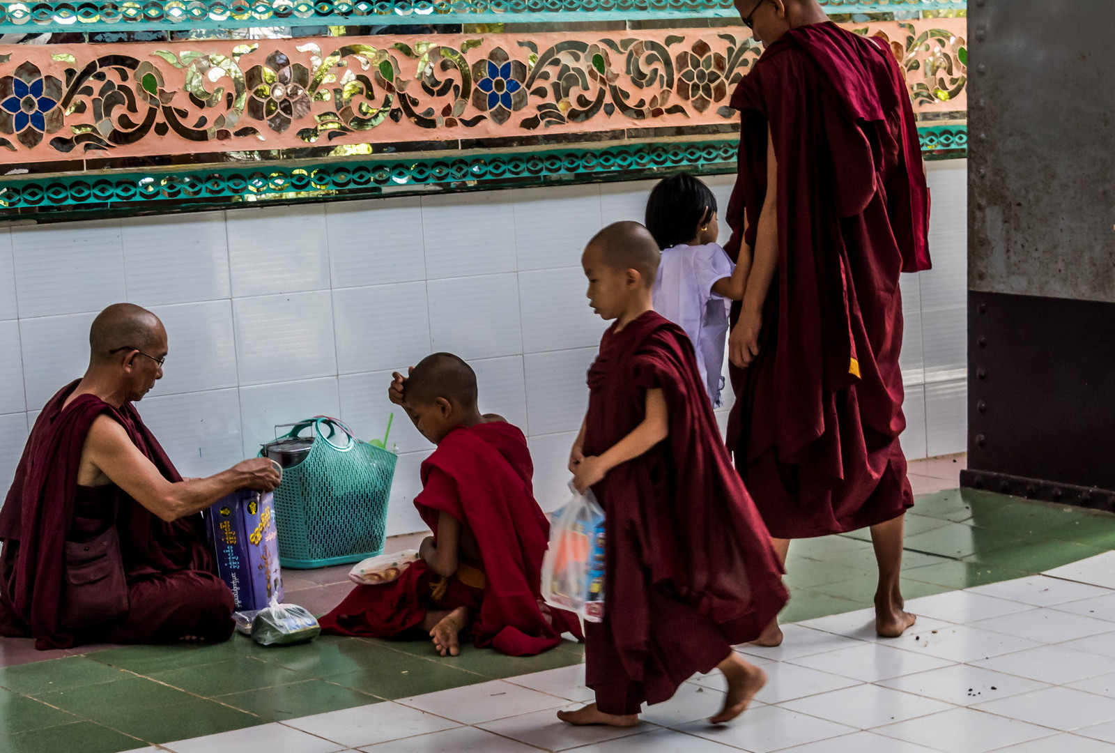 C1081_Myanmar - Mönche in der Shwethalyaung Pagode, Bago