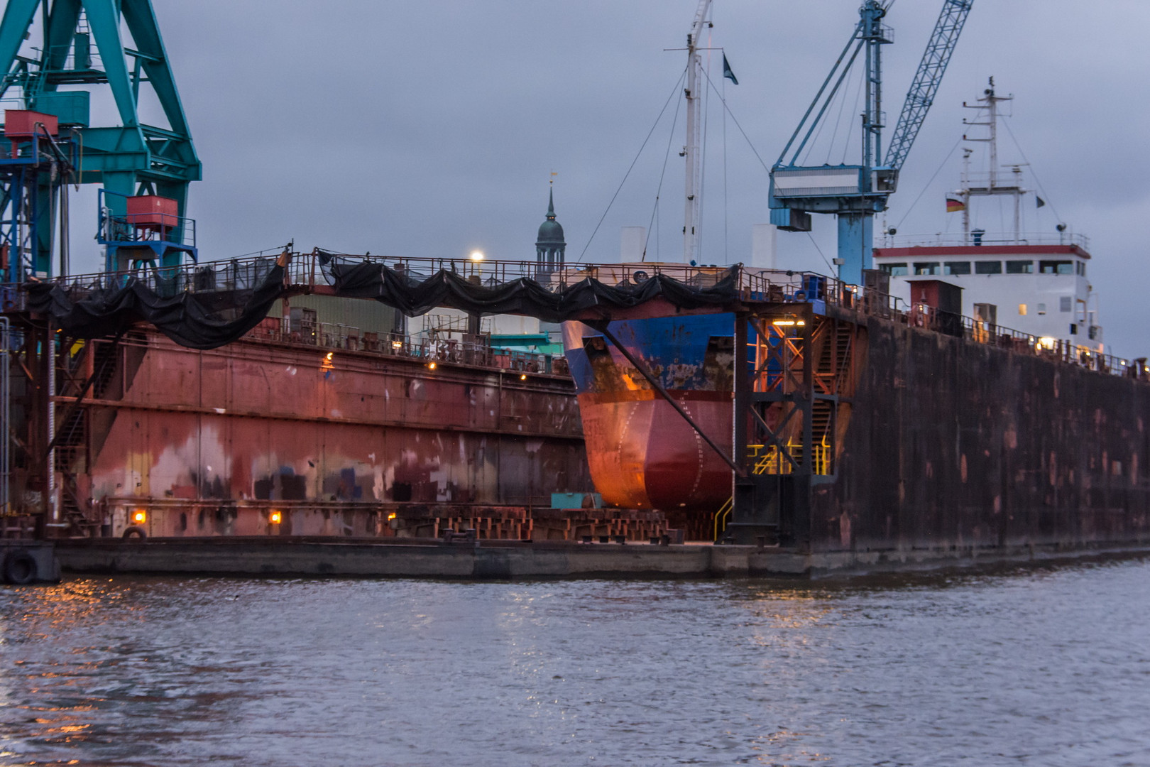 C1104_Hamburg - Werft mit Michel