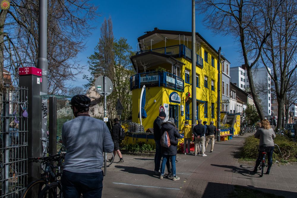 C1536 Corona Notizen - Abstand halten beim Eiskauf