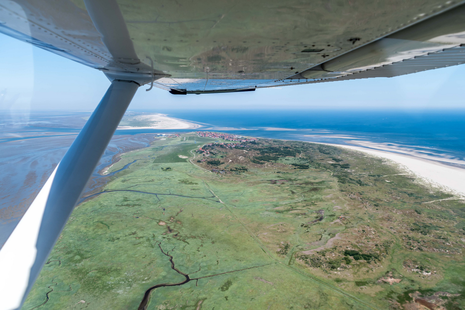 C1585 Flug über das Wattenmeer