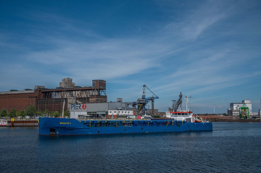 C1680 Bremen - Brigitte F vor dem Pier 2