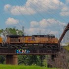 C44-9W UP 6060 und 6200 auf der Trinity River UP Railroad Bridge