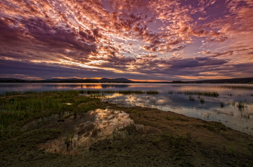 Sonnenuntergang an einem See in Südschweden by DANICA FLOWERS 
