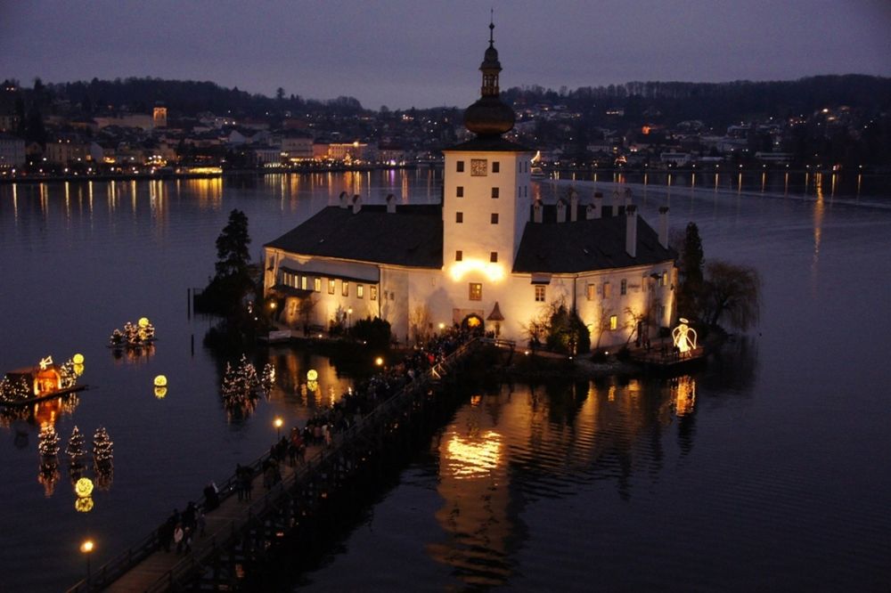 Der Traunsee mit dem Wahrzeichen Schloss Ort von SOMMER Peter