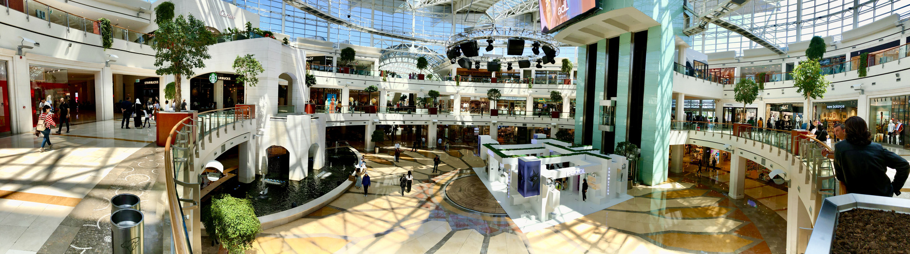 SHOPPING MALL von SADI GUCUM