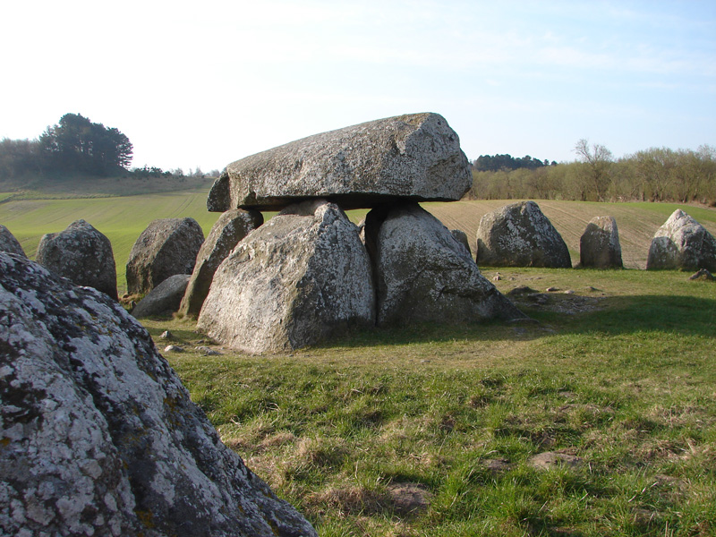 ca. 5300 Jahre altes Steinhaus oder Grabhügel in Dänemark