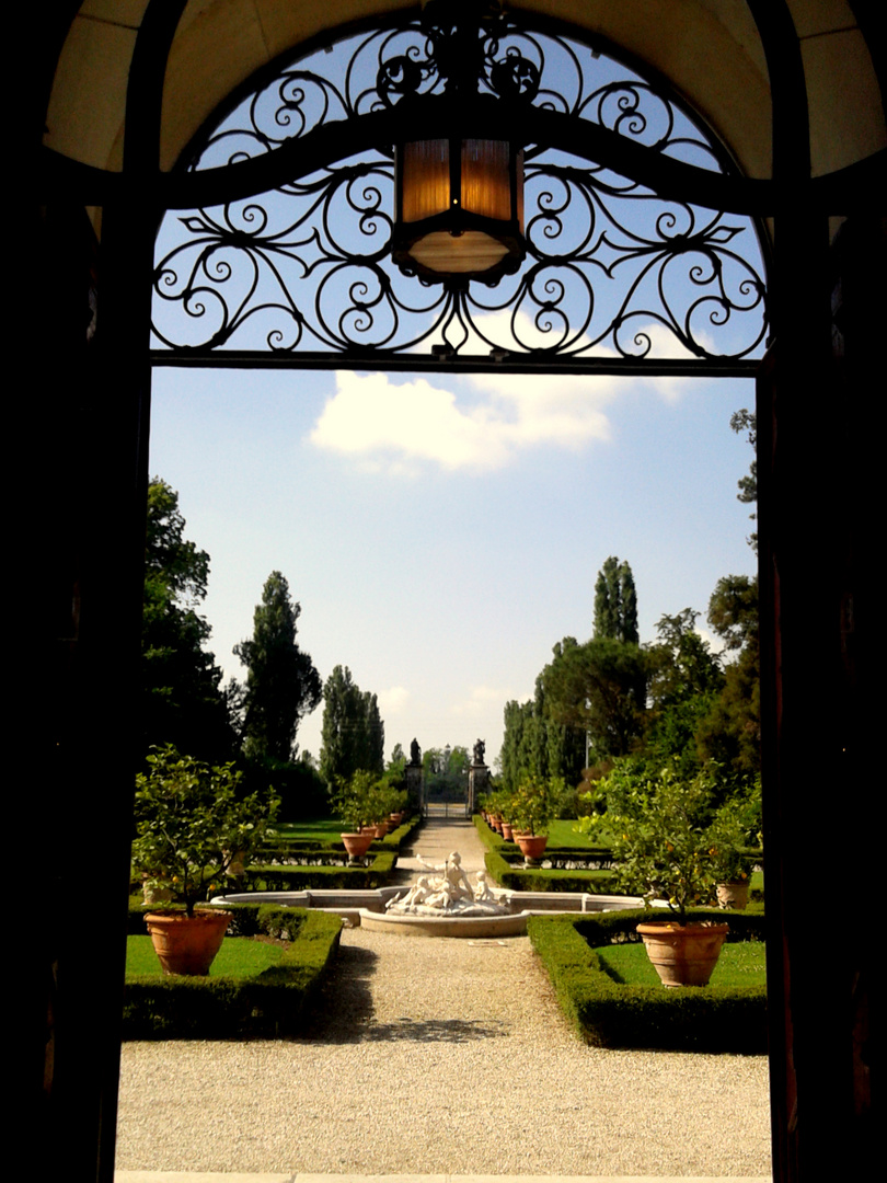 Ca' Marcello..visione del giardino dall'Interno.... 2