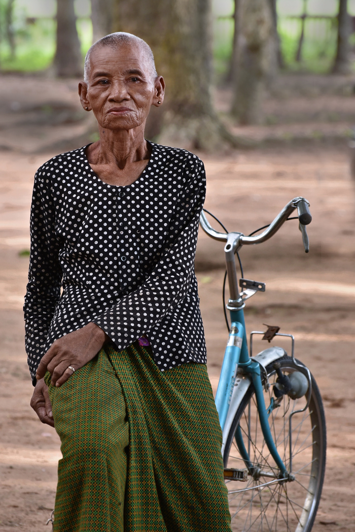 CAA_2529a old Khmer lady 05 