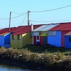 Cabanes colorées sur le port