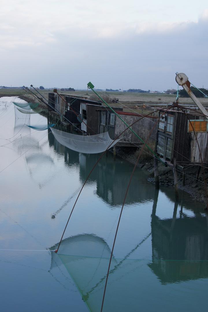 cabanes de pêche sous lumière d'orage, port des brochets