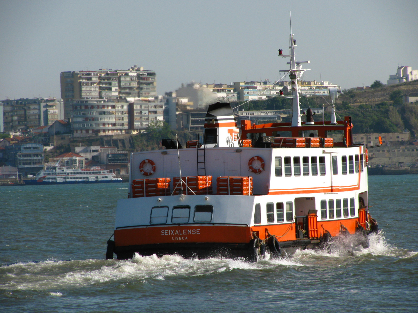 Cacilheiro no Tejo