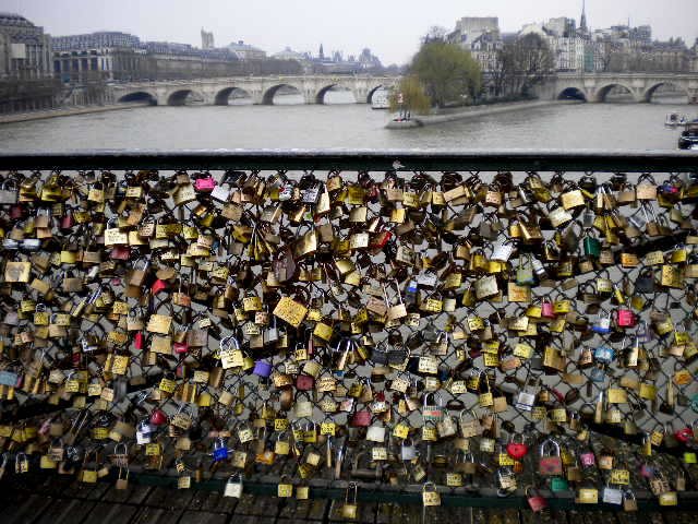 Cadenas d'amour sur le Pont des Arts à Paris en 2013