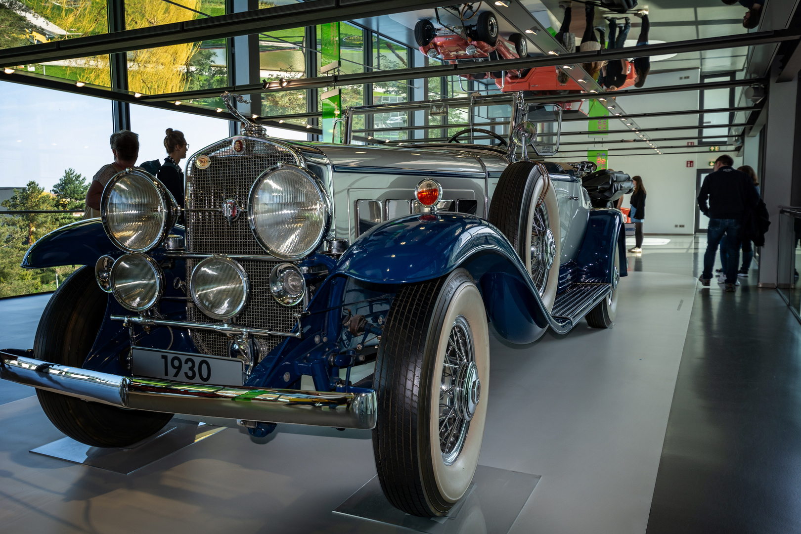 Cadillac und die Spiegeldecke