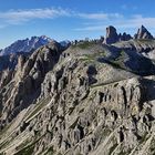 Cadini  und weitere Bergformationen mit Tiefblick vom Rifugio Auronzo aus