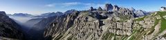 Cadini  und weitere Bergformationen mit Tiefblick vom Rifugio Auronzo aus