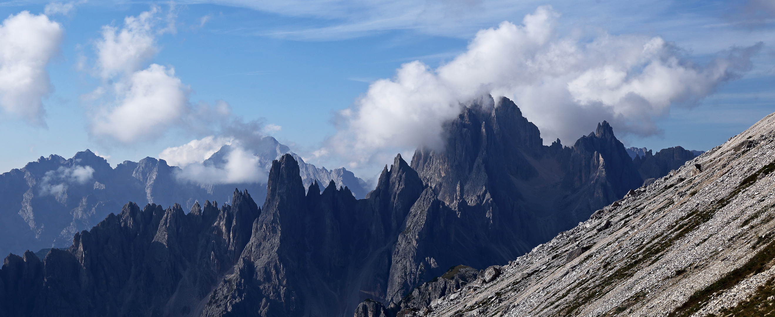 Cadinigruppe  mit Wolken in den Dolomiten in Südtirol