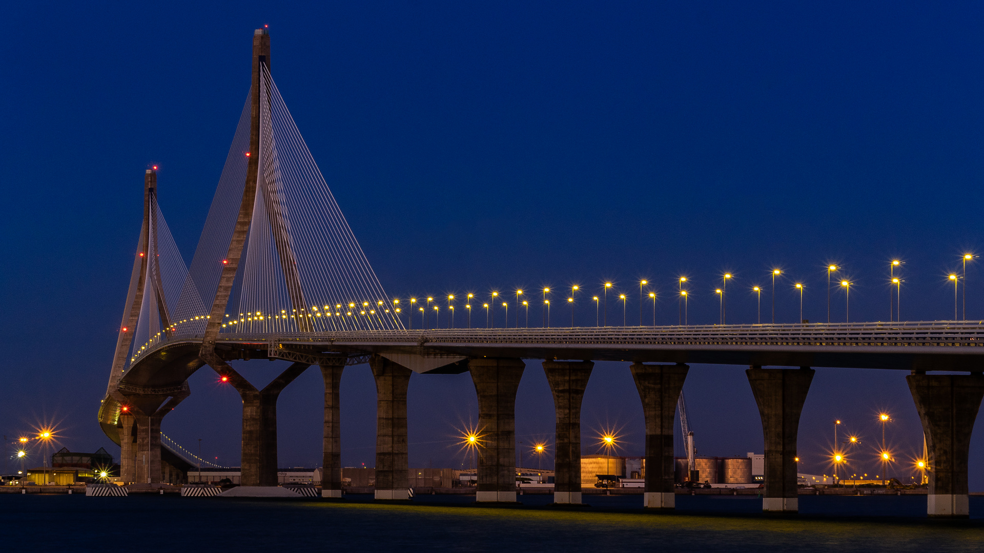 Cadiz. Puente de la Constitucion. Blaue Stunde.