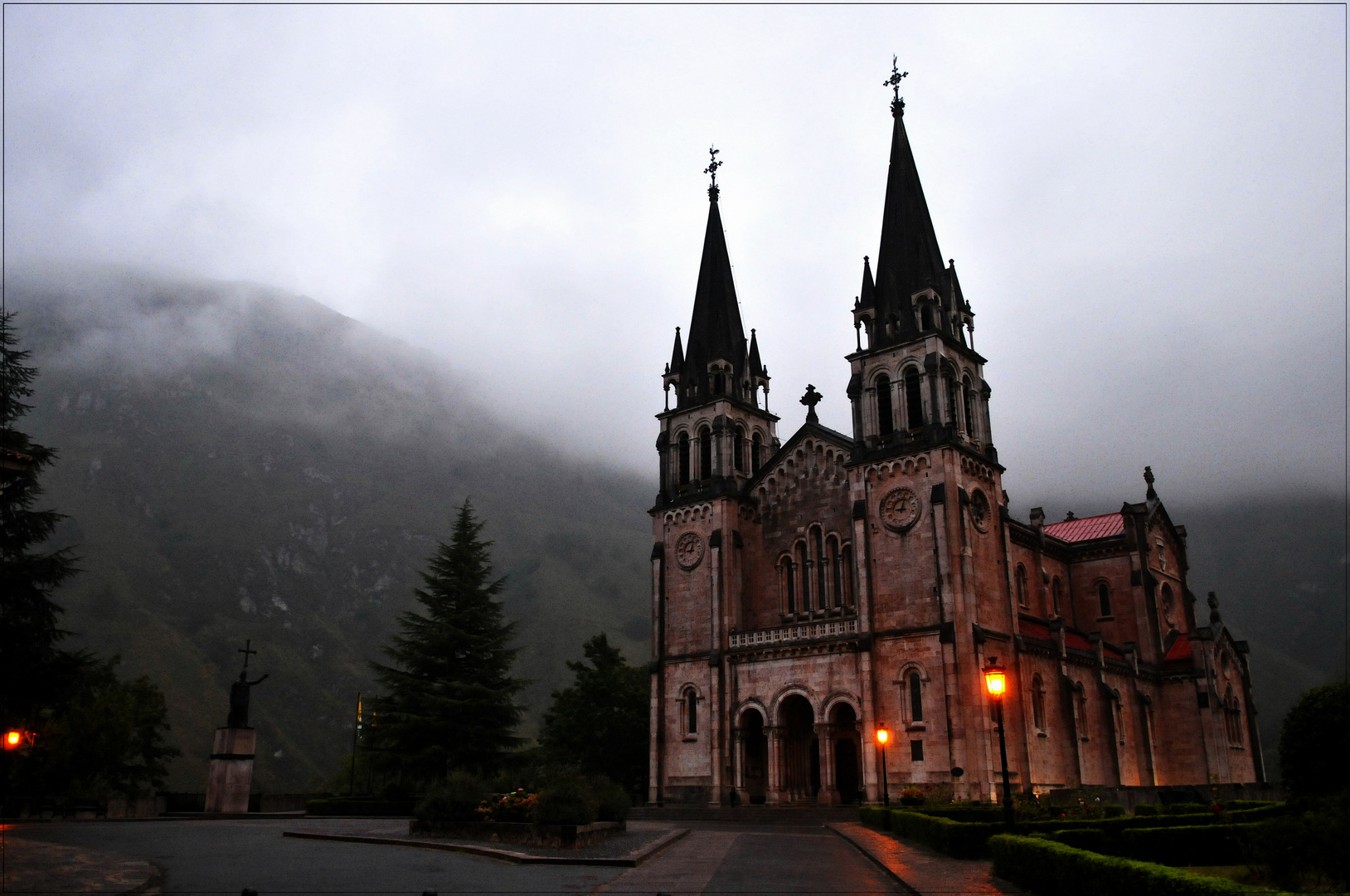 cae la noche en covadonga