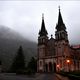 cae la noche en covadonga