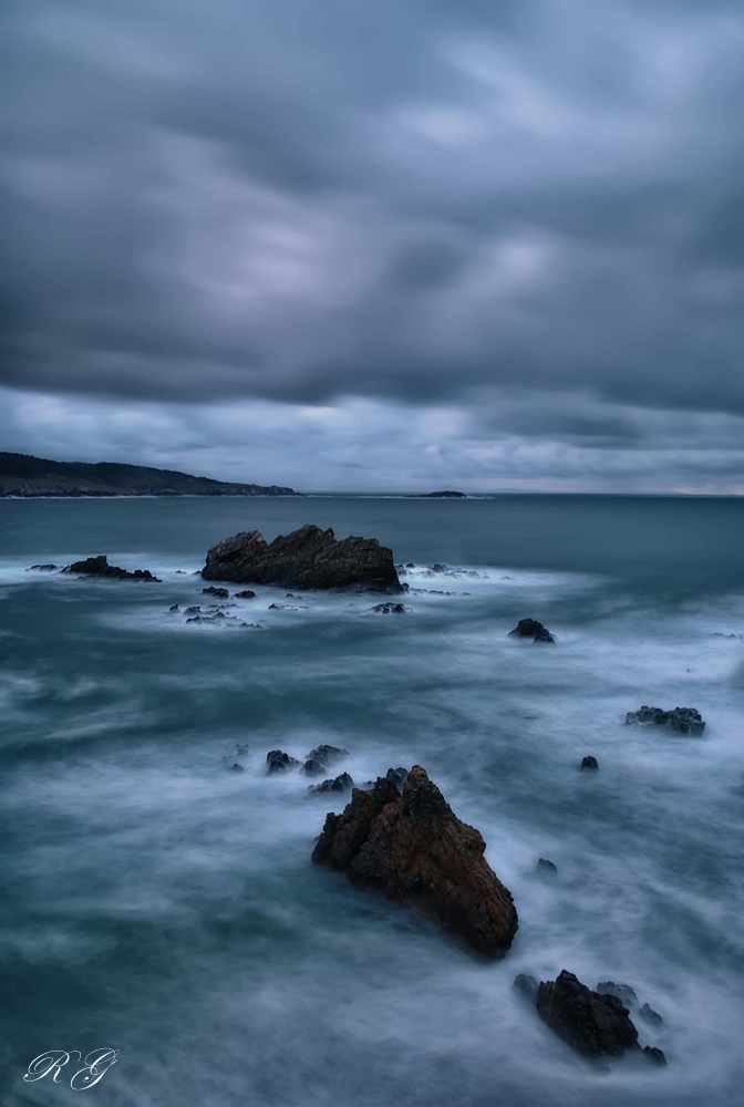 cae la tarde sobre el mar