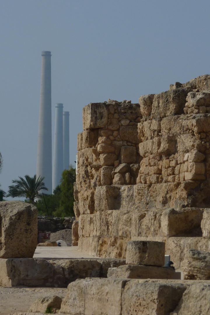 Caesarea..... Kraftwerk und Amphietheater....