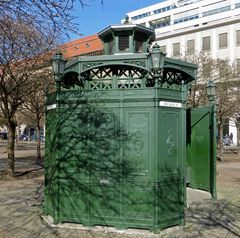 Café Achteck am Gendarmenmarkt im Morgenlicht