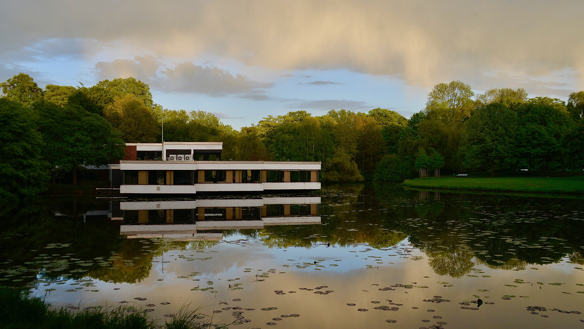 Cafe am Emmasee im Abendlicht