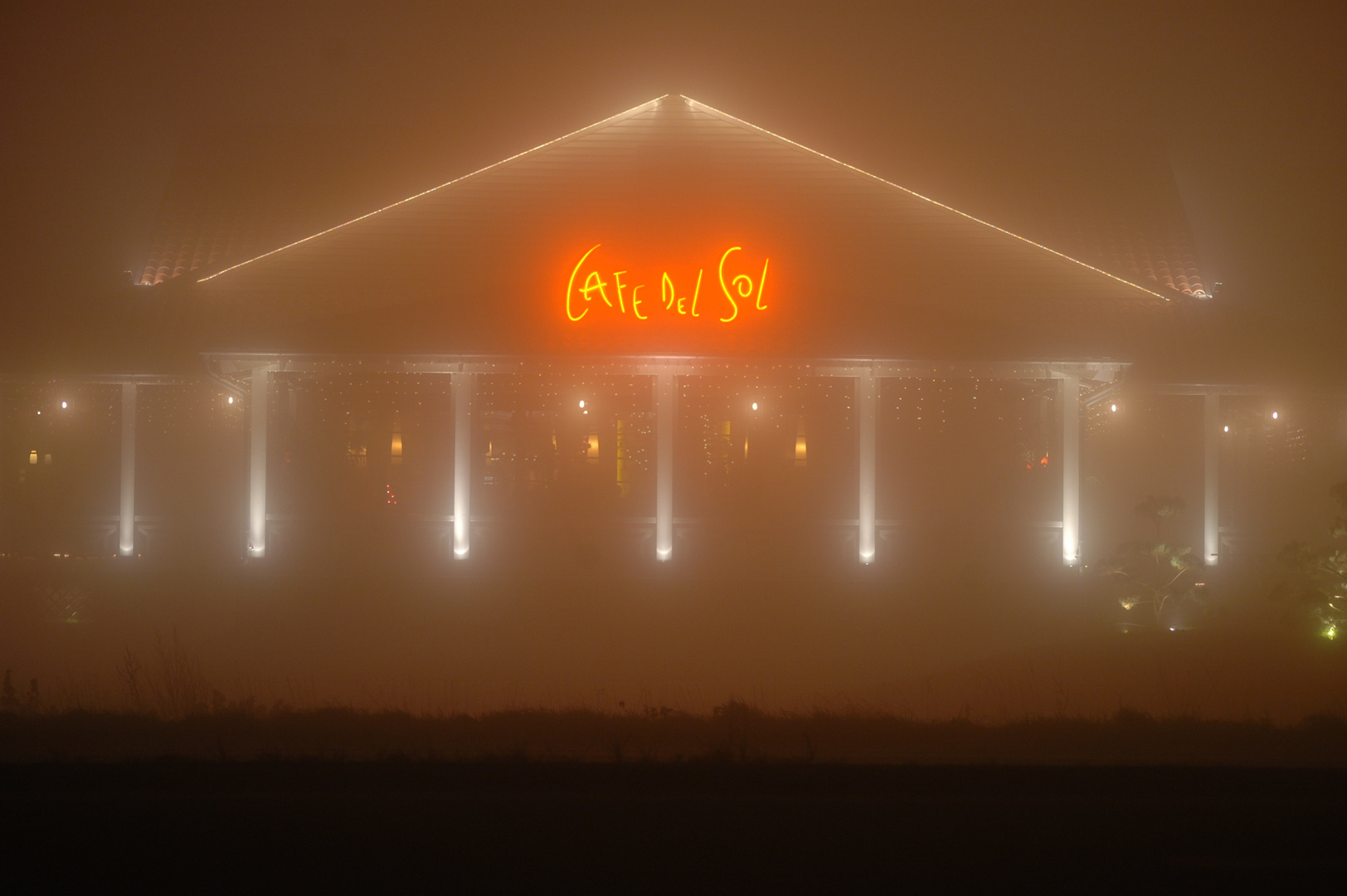 Cafe Del Sol im Nebel bei Nacht